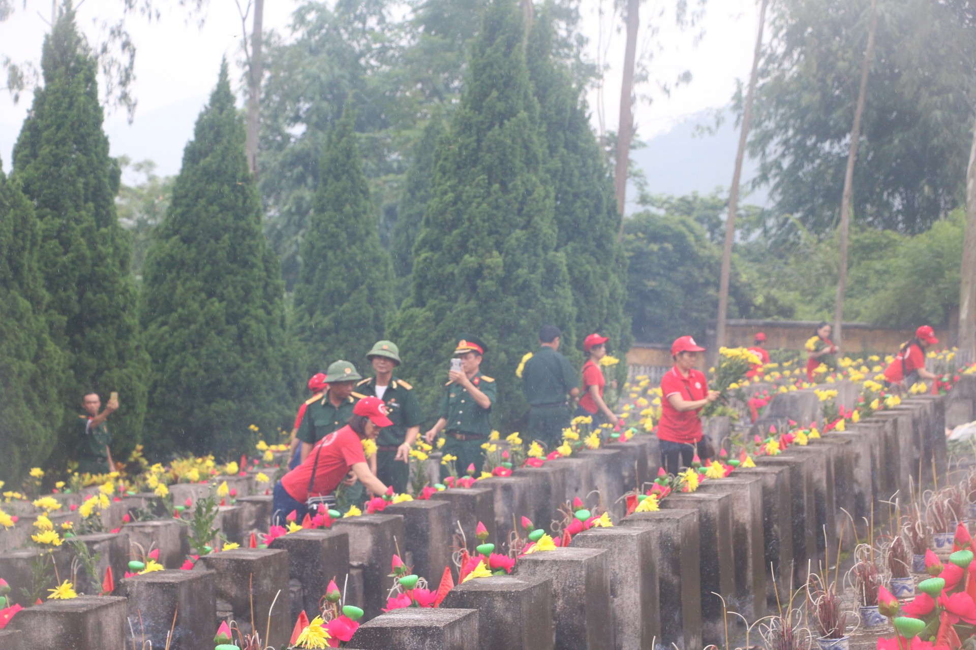 Nguy&ecirc;n Chủ tịch nước Trương Tấn Sang thắp hương tri &acirc;n c&aacute;c liệt sĩ trước ng&agrave;y Giỗ trận Vị Xuy&ecirc;n - Ảnh 10.