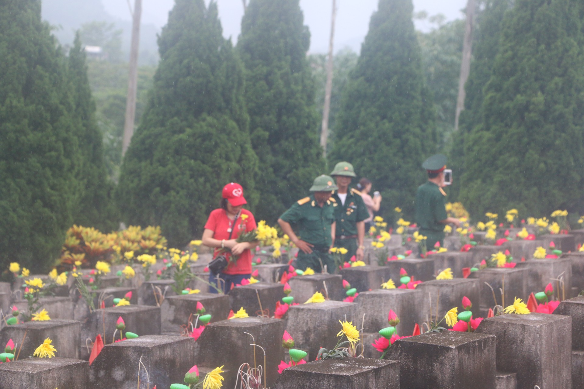 Nguy&ecirc;n Chủ tịch nước Trương Tấn Sang thắp hương tri &acirc;n c&aacute;c liệt sĩ trước ng&agrave;y Giỗ trận Vị Xuy&ecirc;n - Ảnh 11.