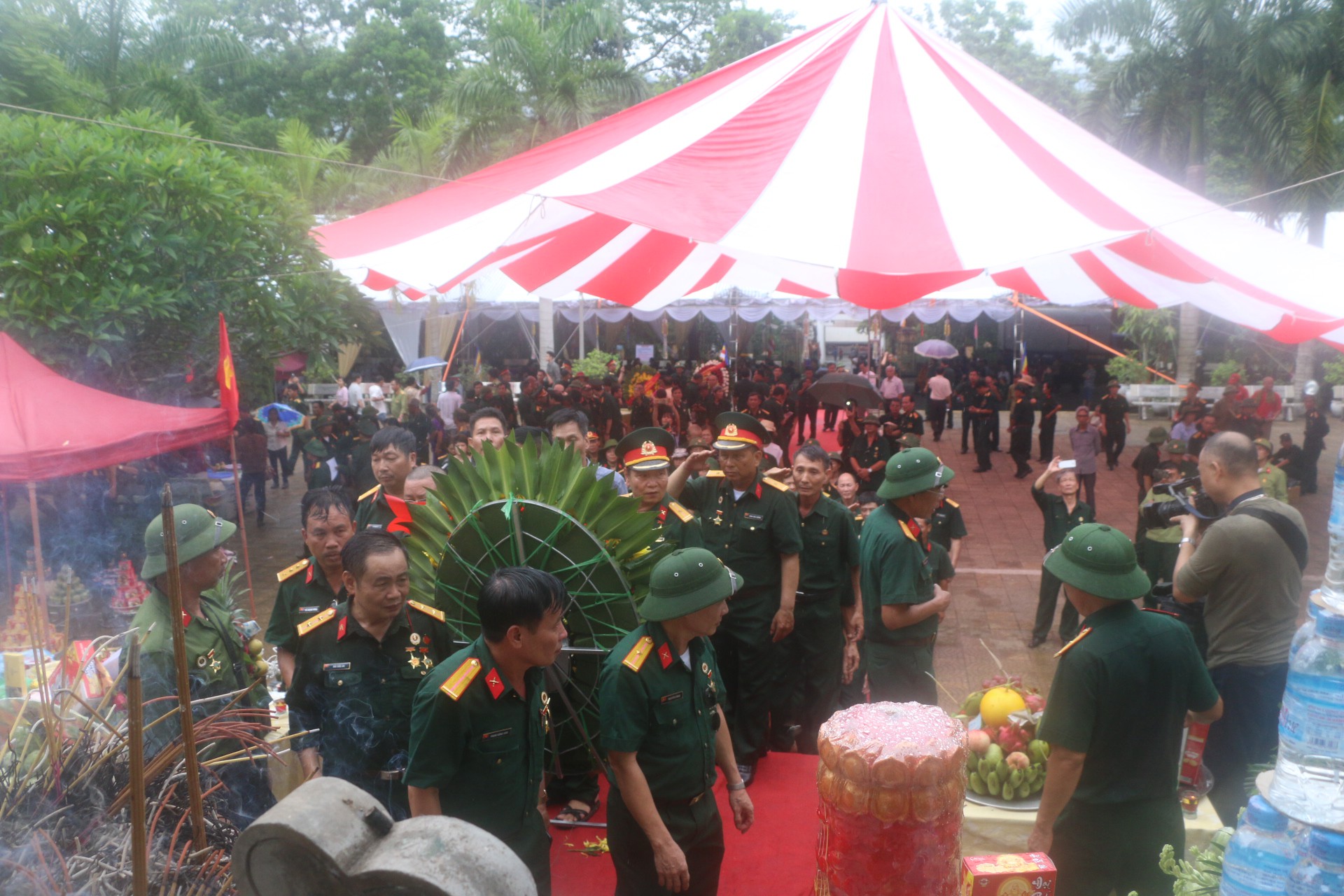 Nguy&ecirc;n Chủ tịch nước Trương Tấn Sang thắp hương tri &acirc;n c&aacute;c liệt sĩ trước ng&agrave;y Giỗ trận Vị Xuy&ecirc;n - Ảnh 13.