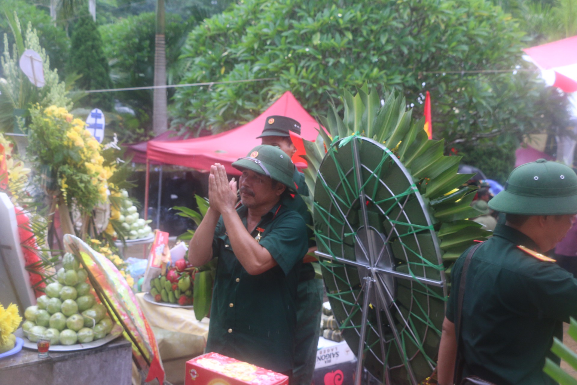 Nguy&ecirc;n Chủ tịch nước Trương Tấn Sang thắp hương tri &acirc;n c&aacute;c liệt sĩ trước ng&agrave;y Giỗ trận Vị Xuy&ecirc;n - Ảnh 16.