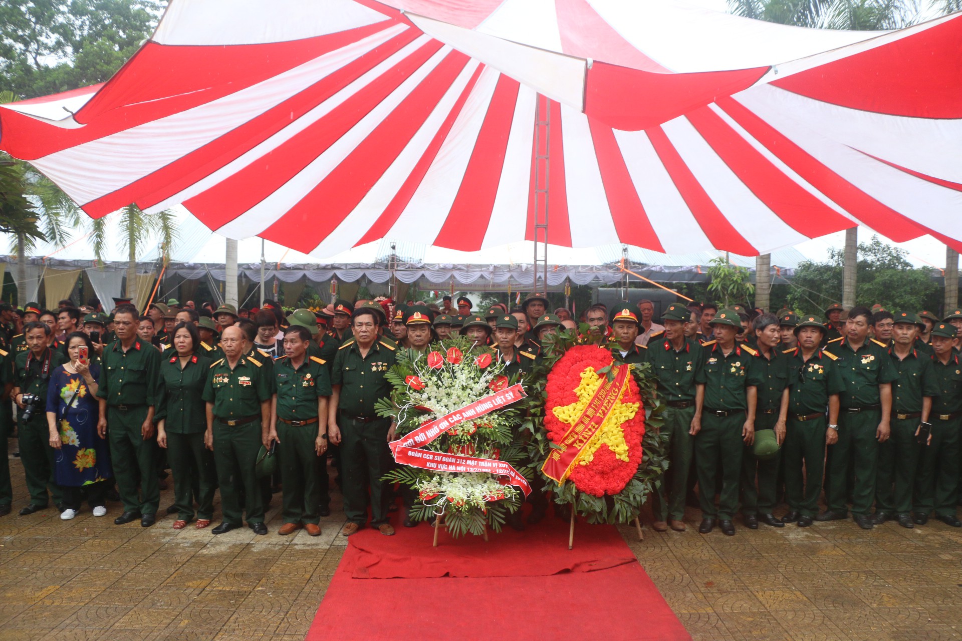 Nguy&ecirc;n Chủ tịch nước Trương Tấn Sang thắp hương tri &acirc;n c&aacute;c liệt sĩ trước ng&agrave;y Giỗ trận Vị Xuy&ecirc;n - Ảnh 14.