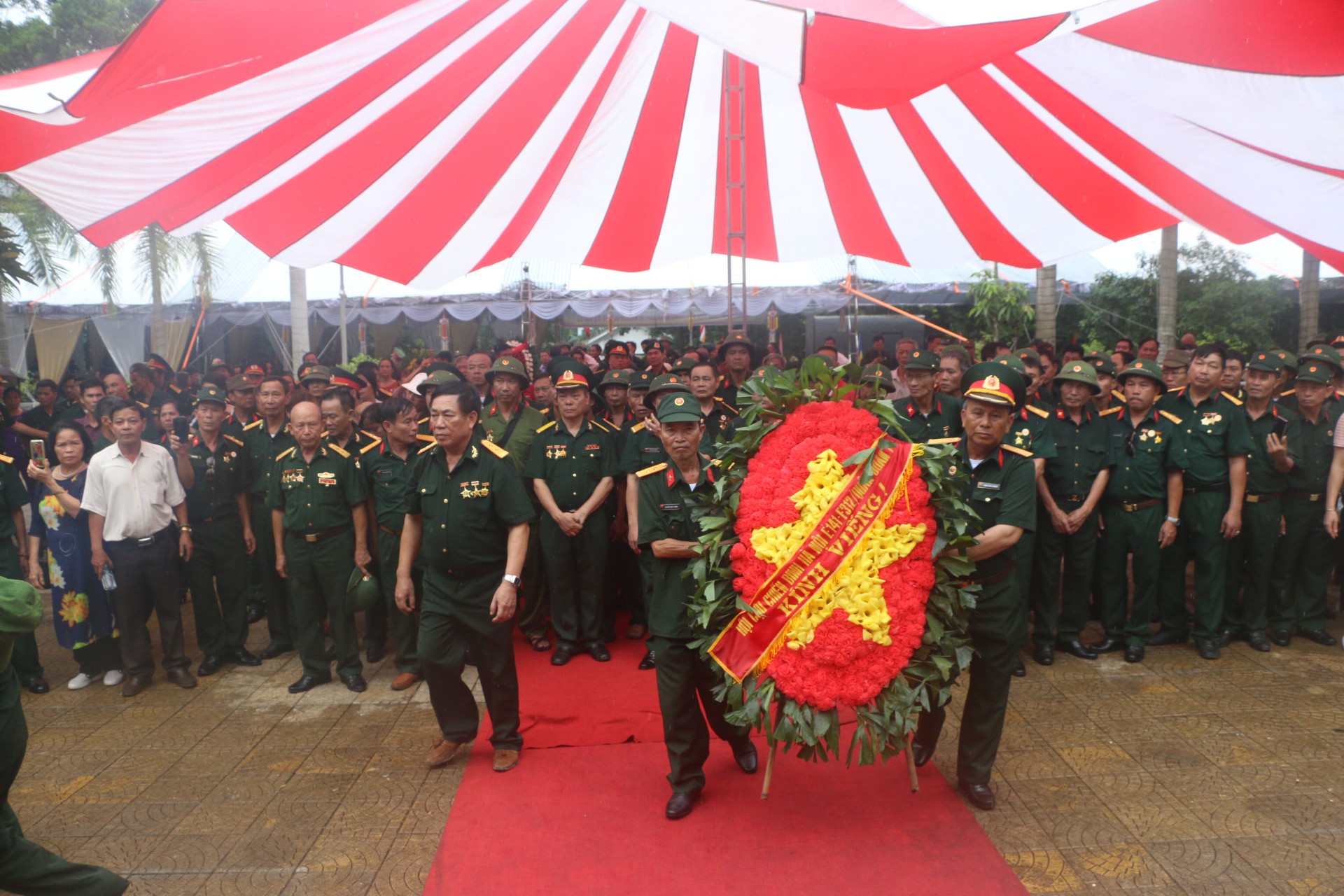 Nguy&ecirc;n Chủ tịch nước Trương Tấn Sang thắp hương tri &acirc;n c&aacute;c liệt sĩ trước ng&agrave;y Giỗ trận Vị Xuy&ecirc;n - Ảnh 15.