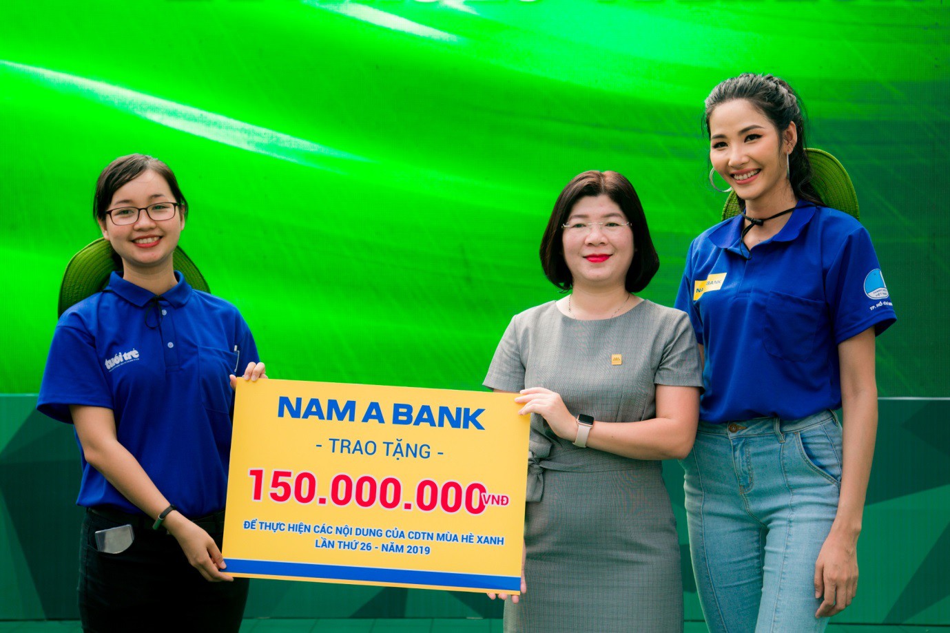 Một ngày làm sạch môi trường cùng Á hậu Hoàng Thùy - Ảnh 2.
