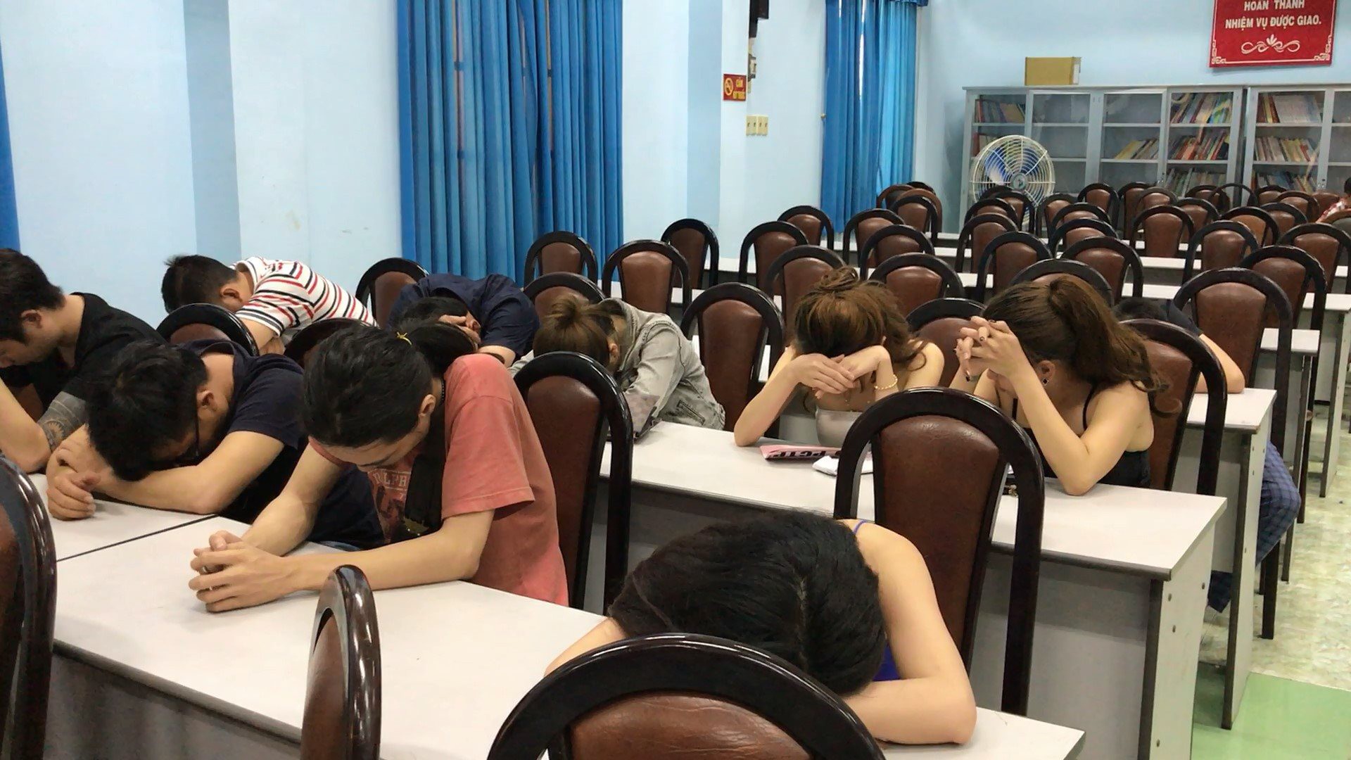 Ăn chơi th&acirc;u đ&ecirc;m trong qu&aacute;n bar 141 Nguyễn Đ&igrave;nh Ch&iacute;nh - Ảnh 2.