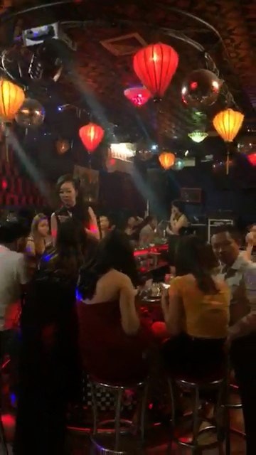 Ăn chơi thâu đêm trong quán bar 141 Nguyễn Đình Chính
