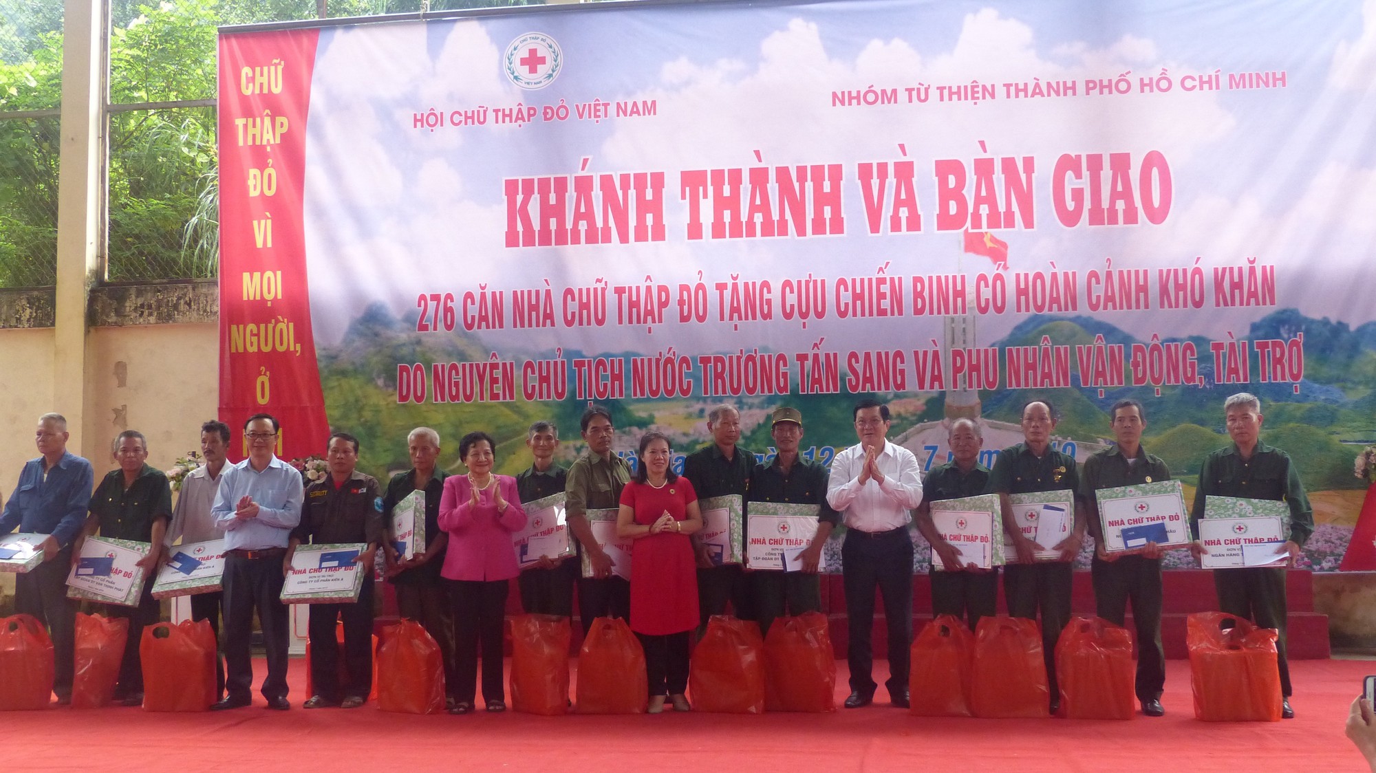 Nguy&ecirc;n Chủ tịch nước Trương Tấn Sang trao 276 căn nh&agrave; tặng cựu binh Vị Xuy&ecirc;n - Ảnh 14.