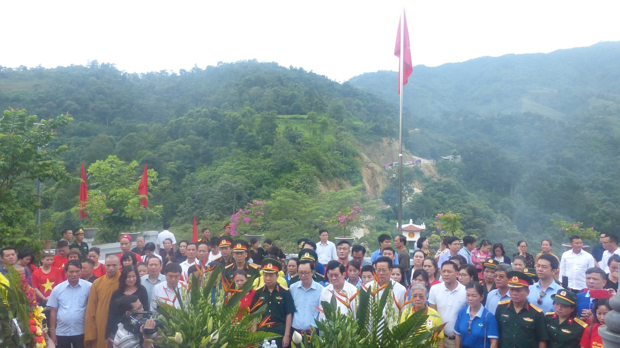 Nguy&ecirc;n Chủ tịch nước Trương Tấn Sang trao 276 căn nh&agrave; tặng cựu binh Vị Xuy&ecirc;n - Ảnh 1.