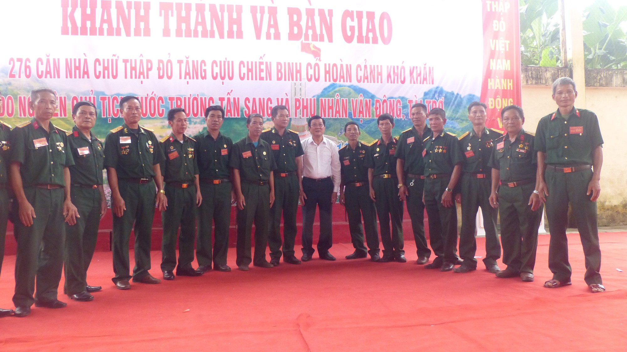 Nguy&ecirc;n Chủ tịch nước Trương Tấn Sang trao 276 căn nh&agrave; tặng cựu binh Vị Xuy&ecirc;n - Ảnh 12.