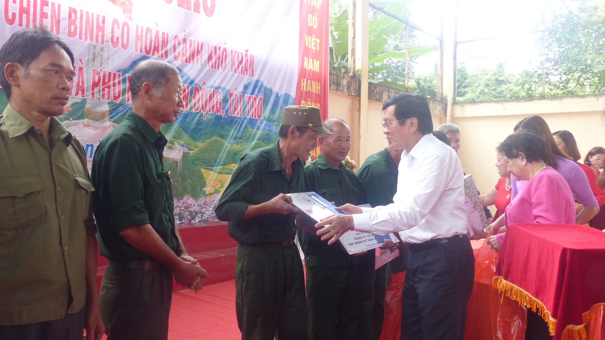Nguy&ecirc;n Chủ tịch nước Trương Tấn Sang trao 276 căn nh&agrave; tặng cựu binh Vị Xuy&ecirc;n - Ảnh 13.