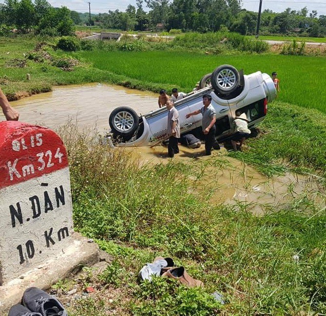 Xe ôtô 7 chỗ lao xuống hố nước, 6 người họ hàng thương vong