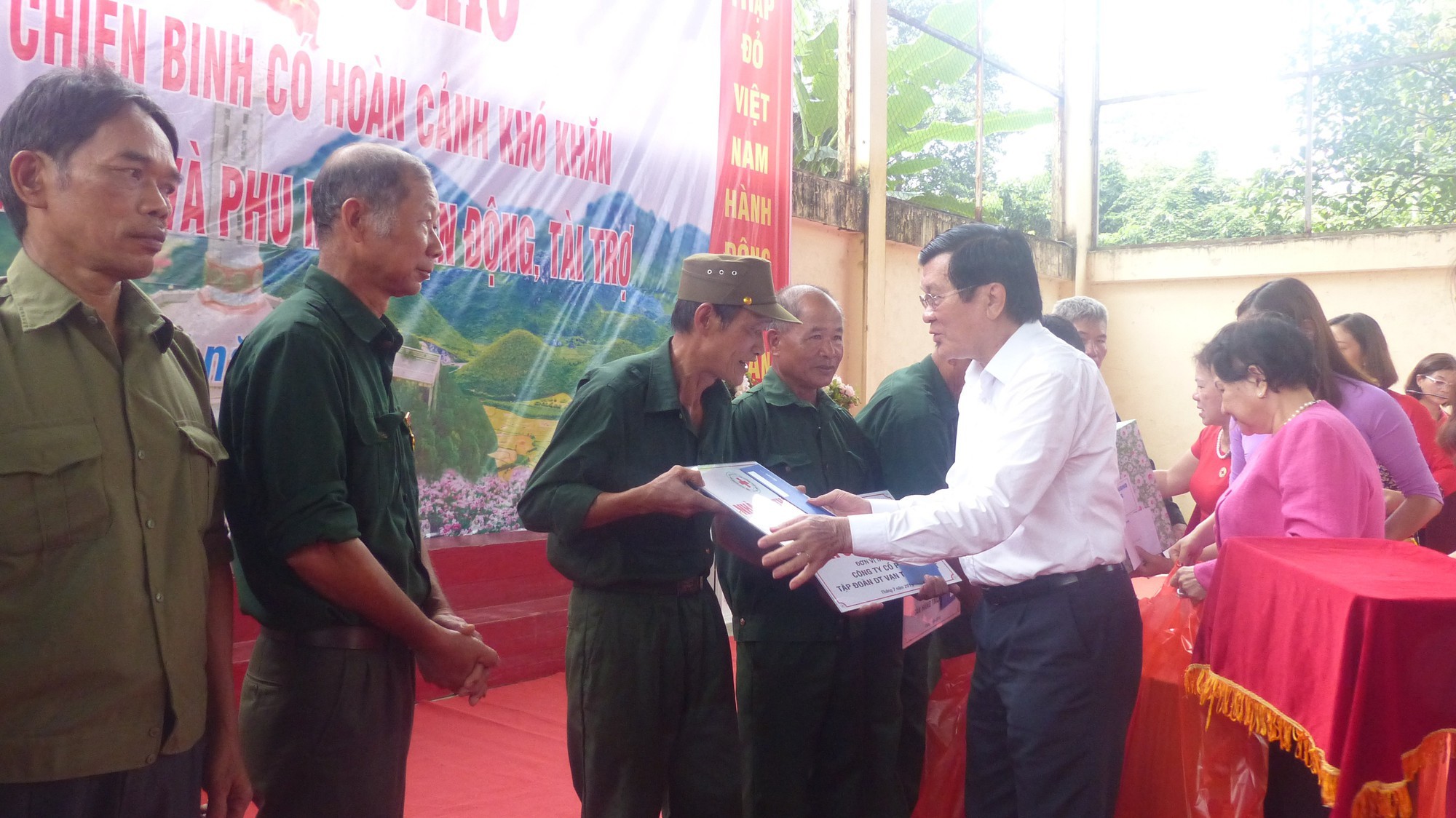 Nguyên Chủ tịch nước Trương Tấn Sang trao 276 căn nhà tặng cựu binh Vị Xuyên
