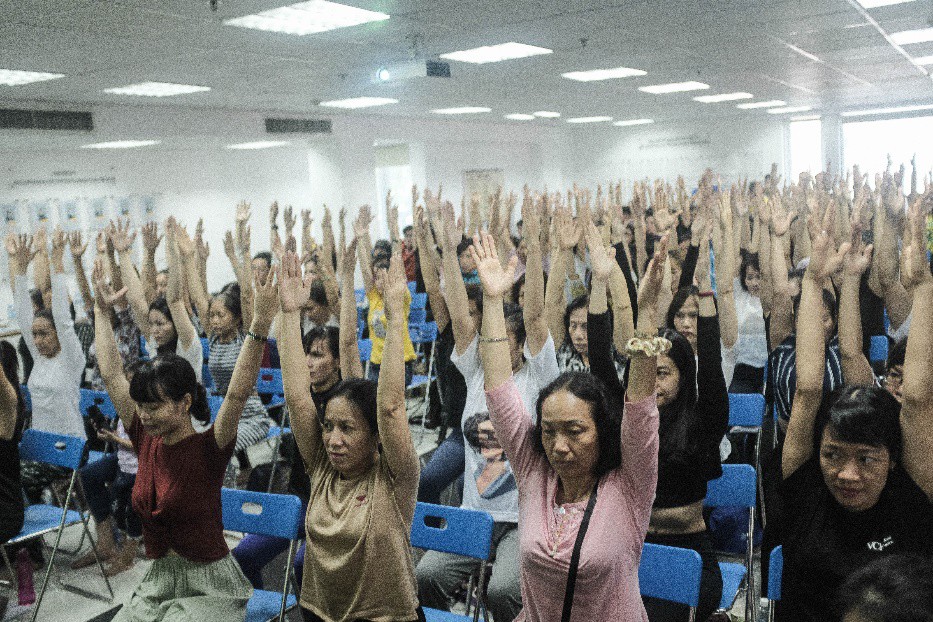 Th&oacute;i quen hằng ng&agrave;y g&acirc;y vẹo lệch cột sống - Ảnh 1.