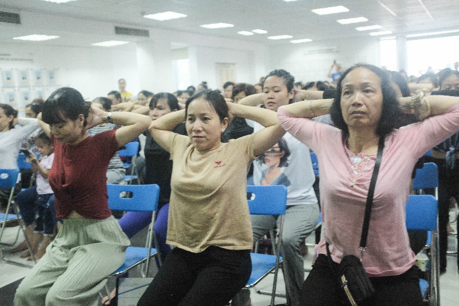 Th&oacute;i quen hằng ng&agrave;y g&acirc;y vẹo lệch cột sống - Ảnh 3.
