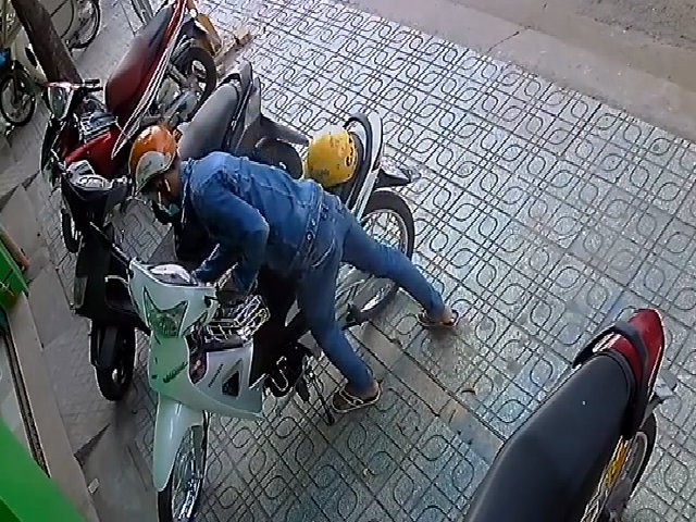 Cần Thơ: Truy tìm 2 kẻ bịt mặt, chuyên dùng khoá vạn năng phá trộm xe
