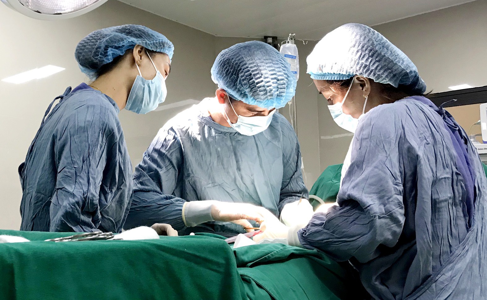 Nhảy từ trên xe xuống, thanh niên suýt bị thanh sắt 20 cm xuyên thấu "của quý"