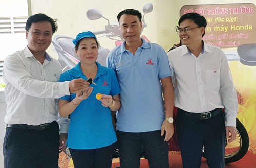 Hết l&ograve;ng với c&ocirc;ng nh&acirc;n - Ảnh 1.