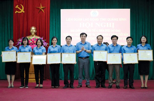 QUẢNG B&Igrave;NH: Trao 42 M&aacute;i ấm C&ocirc;ng đo&agrave;n cho đo&agrave;n vi&ecirc;n kh&oacute; khăn - Ảnh 1.