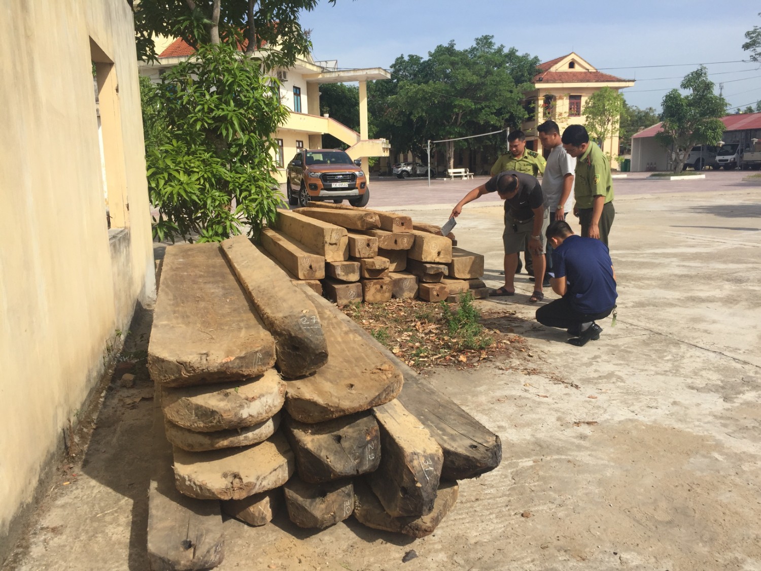 Truy đuổi xe chở gỗ lậu, kiểm lâm bị "lâm tặc" dùng đá đập vào đầu cấp cứu