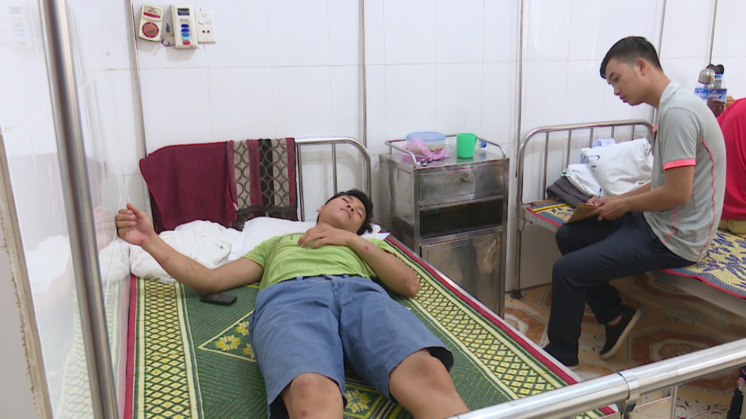 Truy đuổi xe chở gỗ lậu, kiểm l&acirc;m bị l&acirc;m tặc d&ugrave;ng đ&aacute; đập v&agrave;o đầu cấp cứu - Ảnh 1.