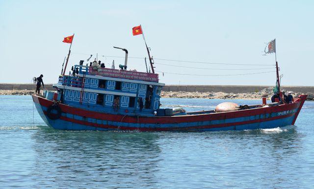 Cứu hộ khẩn cấp 1 ngư dân Quảng Ngãi tại Hoàng Sa