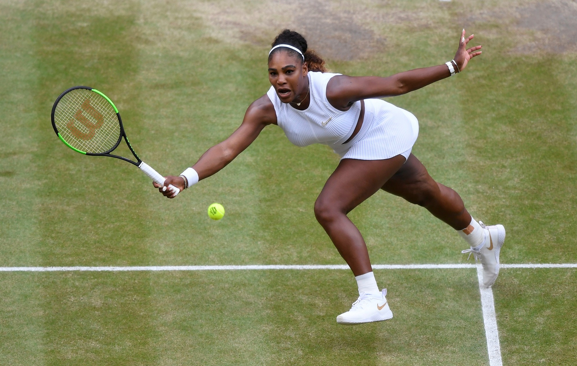 Clip: Đ&aacute;nh bại Serena Williams, Halep v&ocirc; địch Wimbledon 2019 - Ảnh 2.