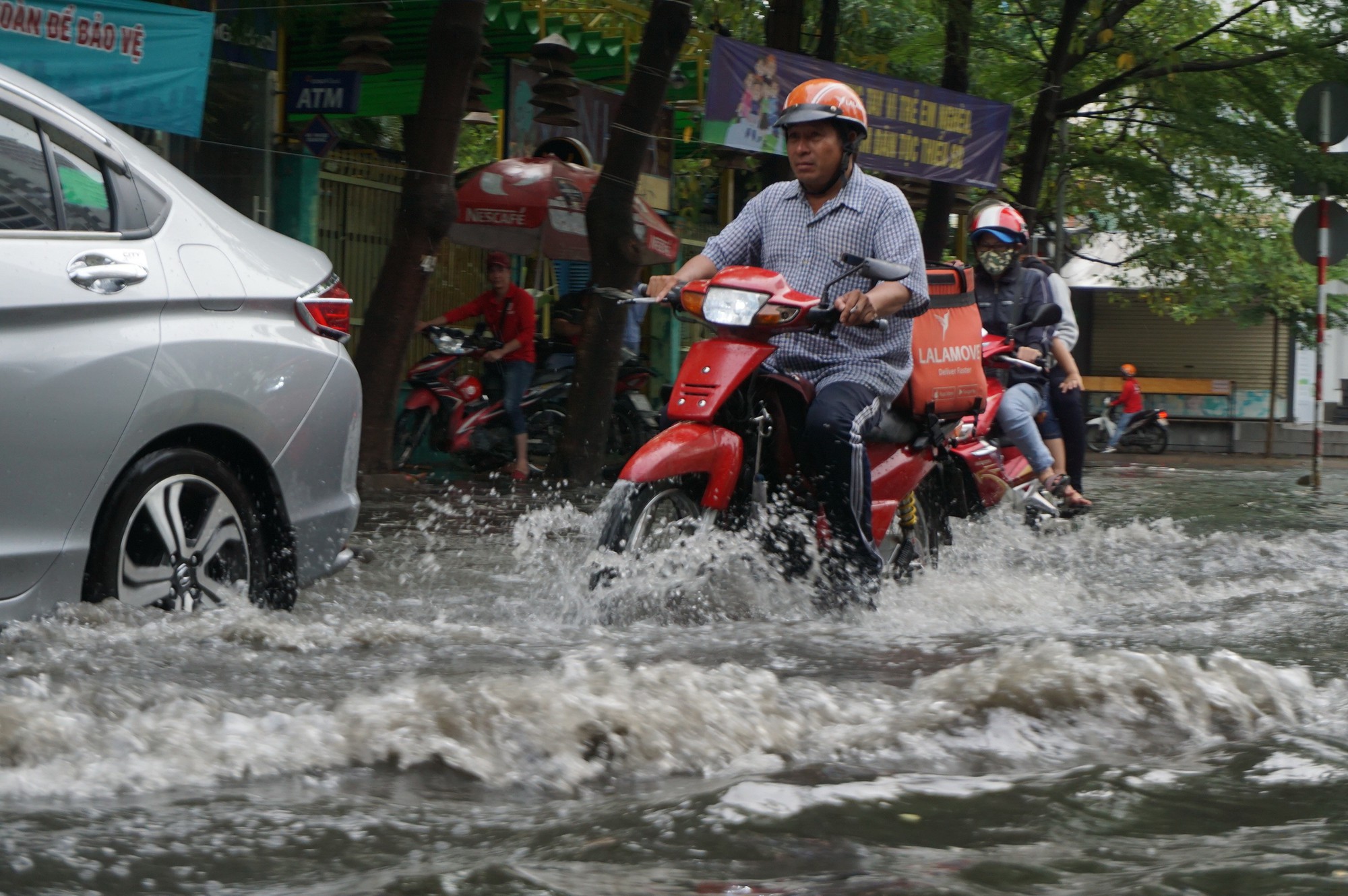 Mưa lớn cuối tuần, khu nh&agrave; gi&agrave;u Thảo Điền ngập m&ecirc;nh m&ocirc;ng - Ảnh 2.