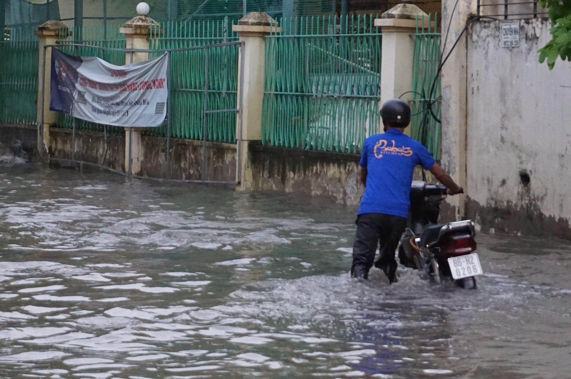 Mưa lớn cuối tuần, khu nh&agrave; gi&agrave;u Thảo Điền ngập m&ecirc;nh m&ocirc;ng - Ảnh 5.