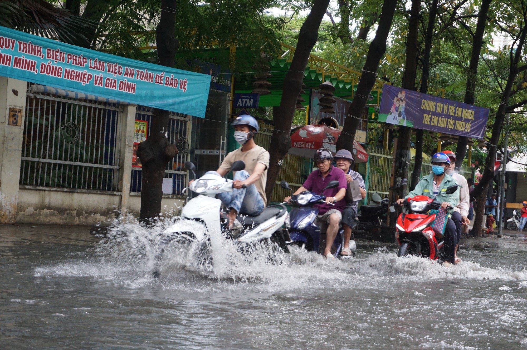 Mưa lớn cuối tuần, khu nh&agrave; gi&agrave;u Thảo Điền ngập m&ecirc;nh m&ocirc;ng - Ảnh 1.