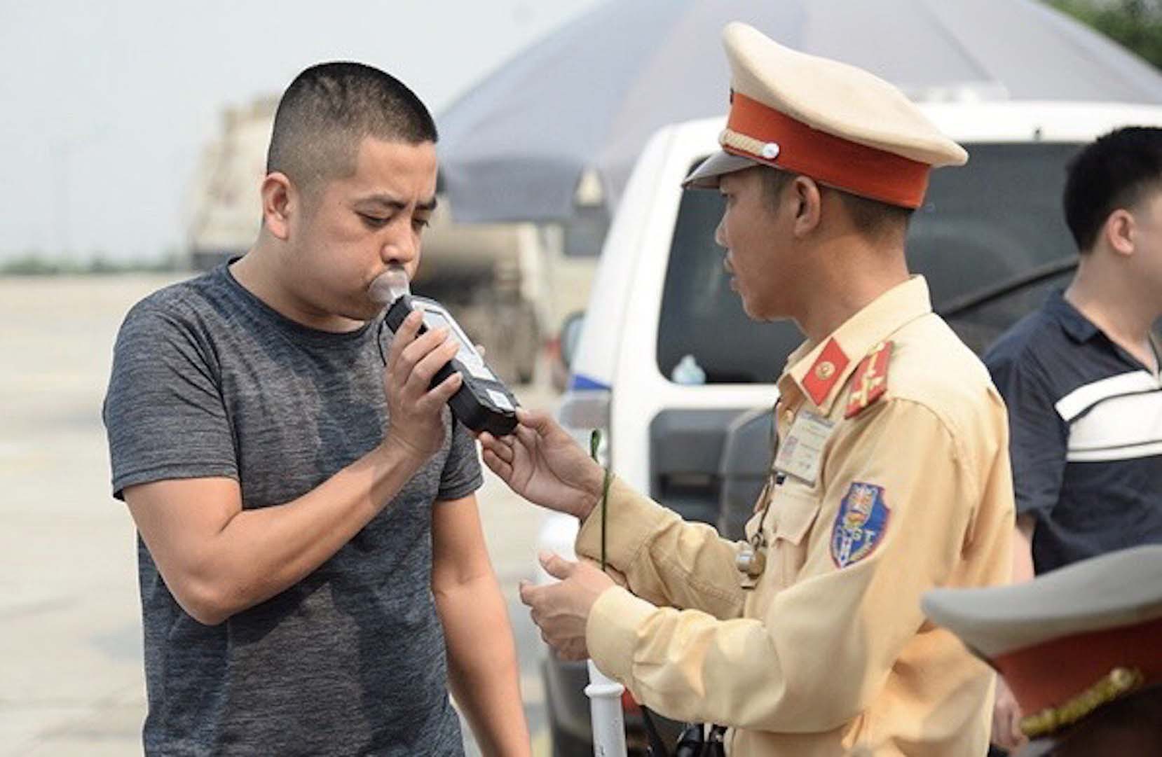 CSGT ra quân tổng kiểm soát ôtô, xe máy