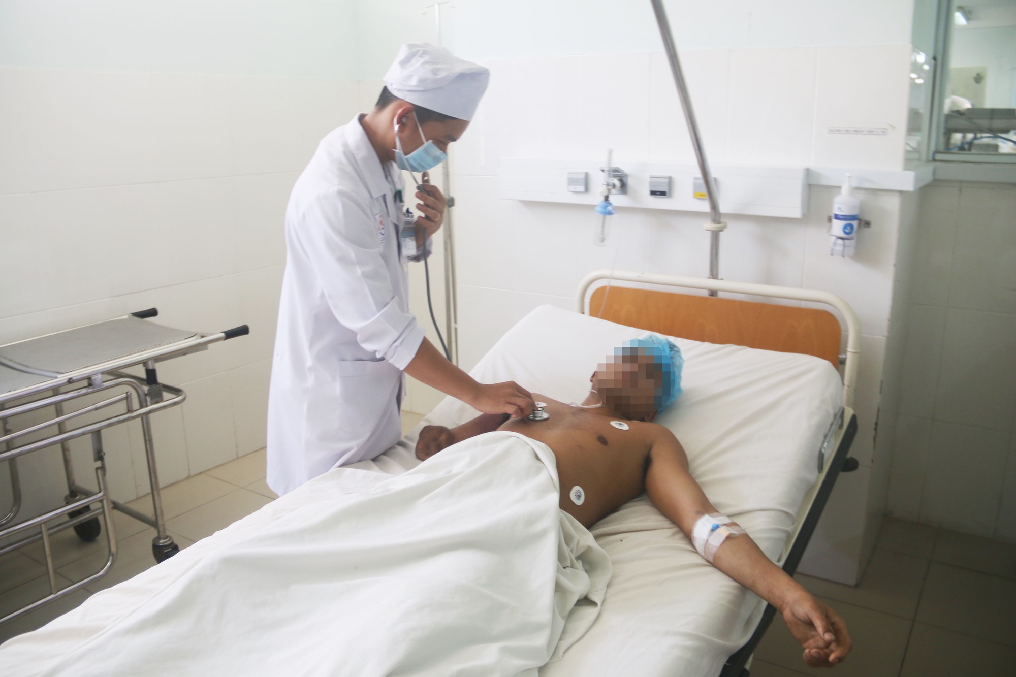 Rước họa vì bạ cái gì cũng ngâm rượu uống