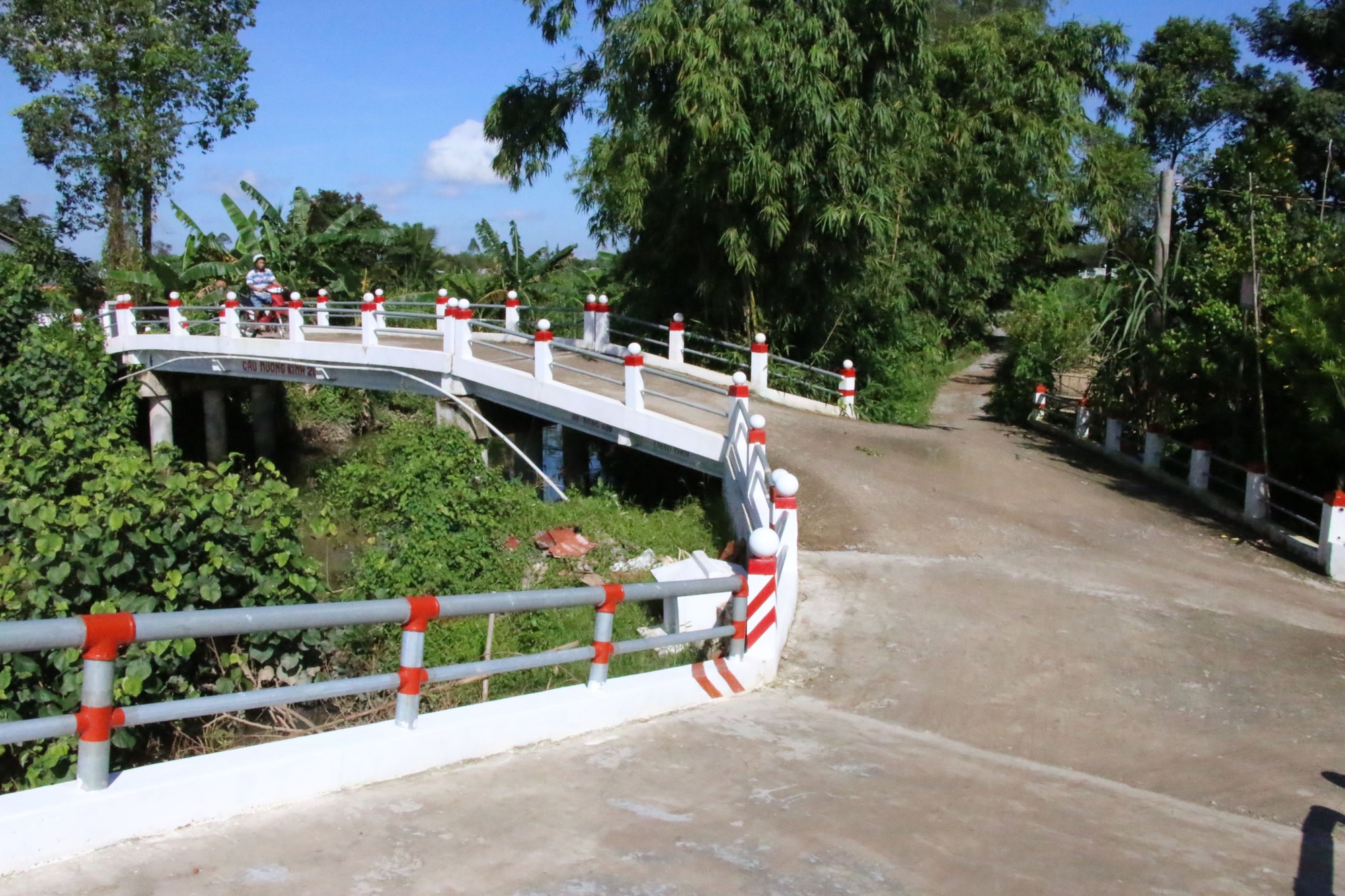 Ông Năm mê xây cầu từ thiện
