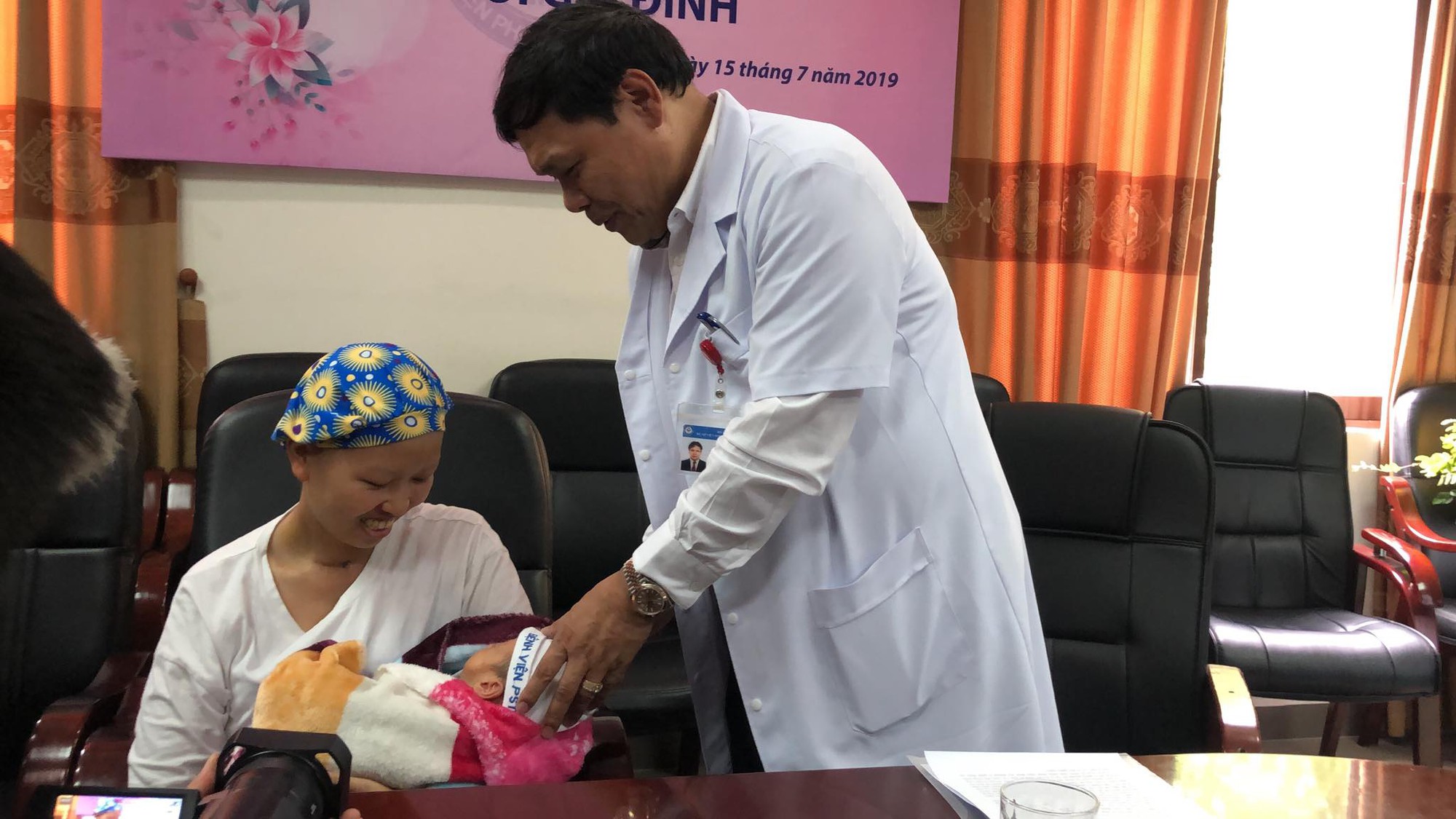 Mẹ ung thư v&uacute; giai đoạn cuối hạnh ph&uacute;c đ&oacute;n con trai Đỗ B&igrave;nh An xuất viện - Ảnh 10.