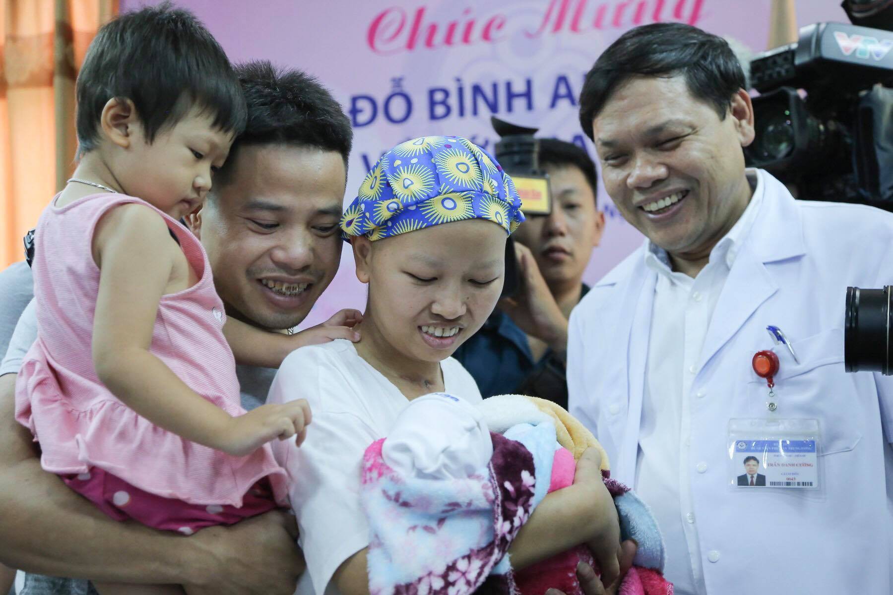 Mẹ ung thư vú giai đoạn cuối hạnh phúc đón con trai Đỗ Bình An xuất viện