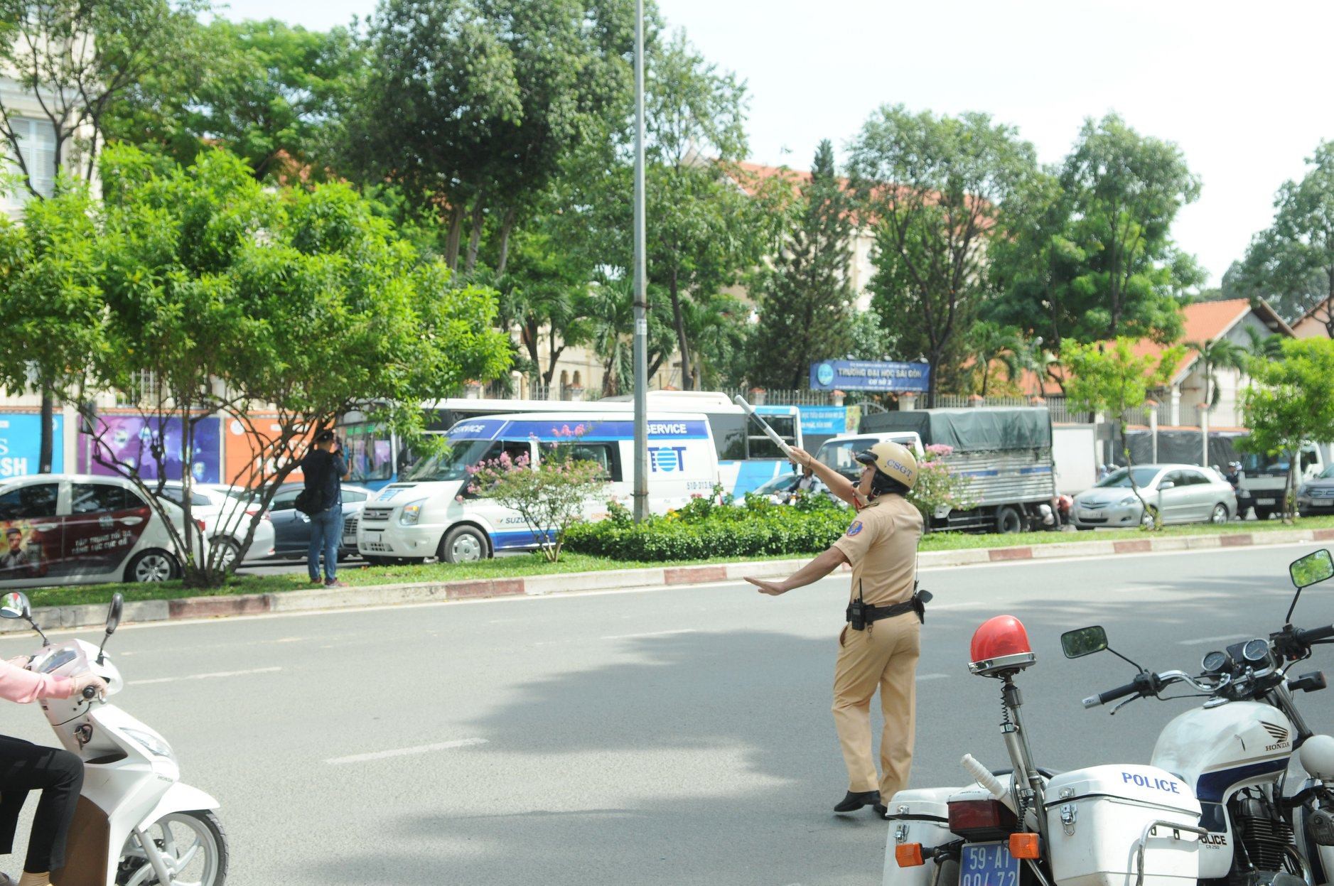 Ng&agrave;y đầu ti&ecirc;n CSGT TP HCM tổng kiểm tra phương tiện: Bắt chết c&aacute;c điểm n&oacute;ng! - Ảnh 3.