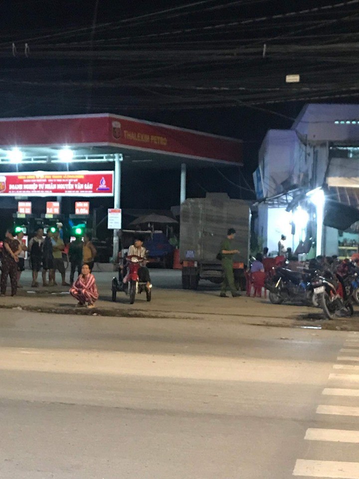 Không cho nợ tiền đổ xăng, nhân viên bán xăng bị đâm chết