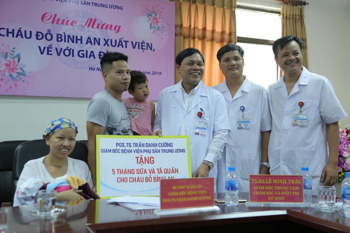 Mẹ ung thư v&uacute; giai đoạn cuối hạnh ph&uacute;c đ&oacute;n con trai Đỗ B&igrave;nh An xuất viện - Ảnh 16.
