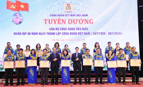 CÔNG ĐOÀN DỆT MAY VIỆT NAM: Khen thưởng cán bộ Công đoàn và công nhân tiêu biểu