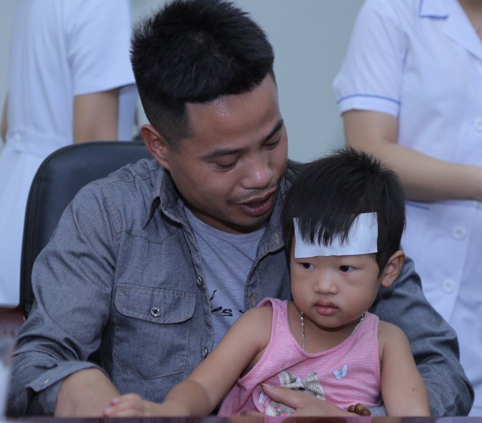 Mẹ ung thư v&uacute; giai đoạn cuối hạnh ph&uacute;c đ&oacute;n con trai Đỗ B&igrave;nh An xuất viện - Ảnh 7.