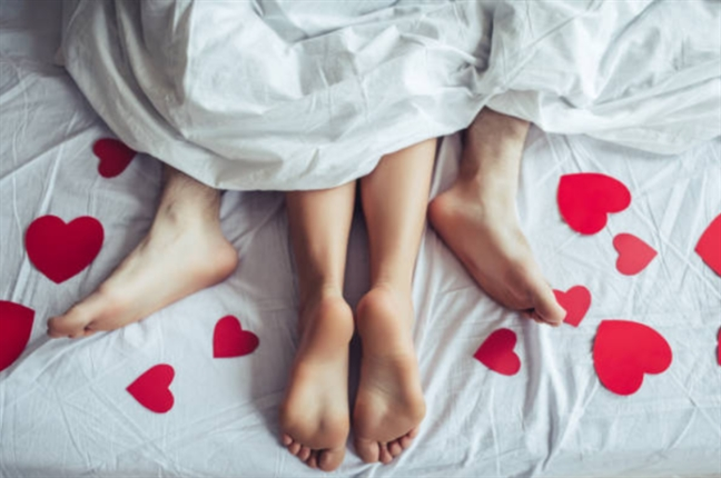 Người thứ ba trong b&oacute;ng tối nh&igrave;n ra - Ảnh 2.