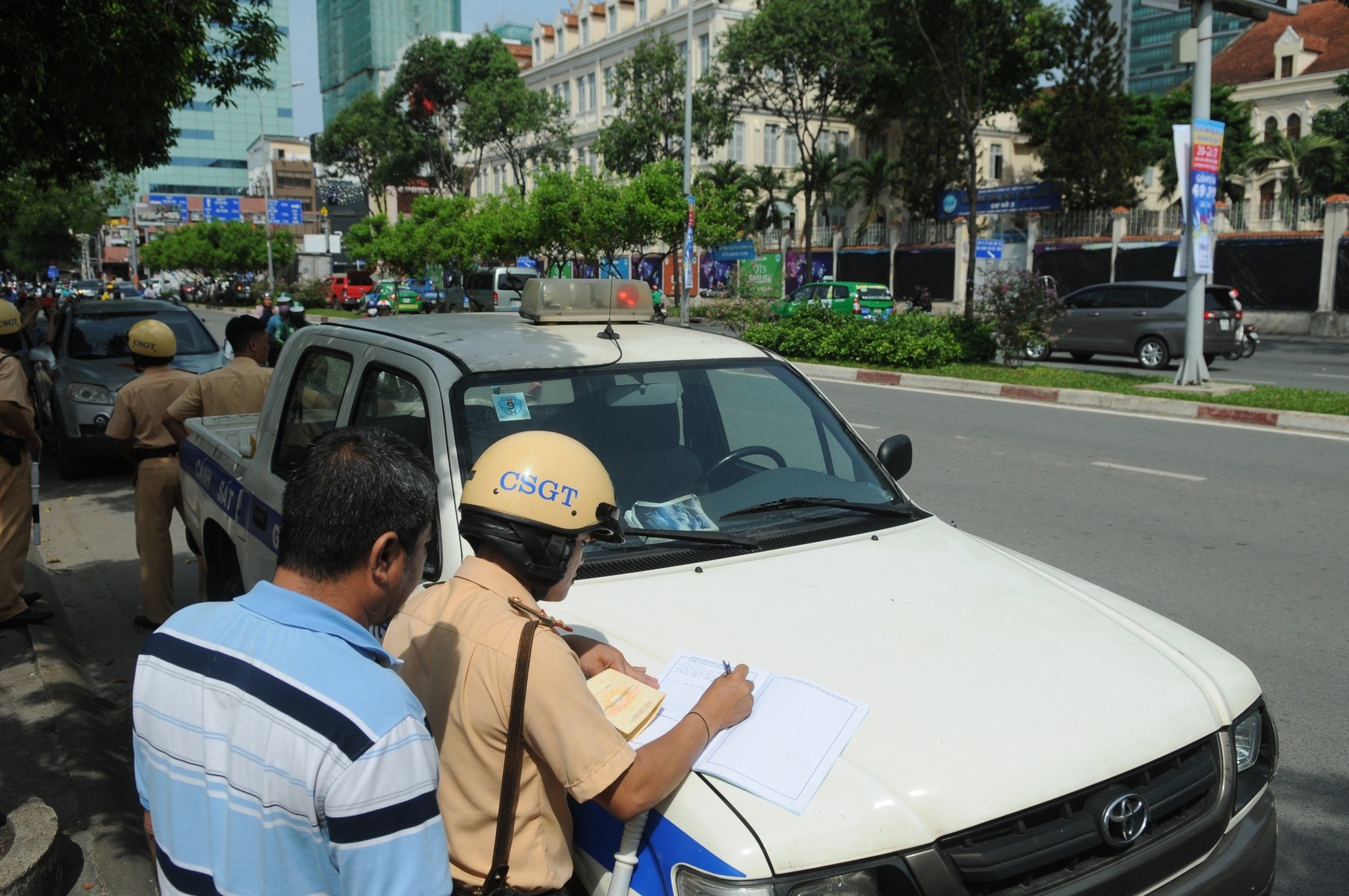 Ngày đầu tổng kiểm soát ô tô, xe máy: Xử lý nhiều trường hợp vi phạm