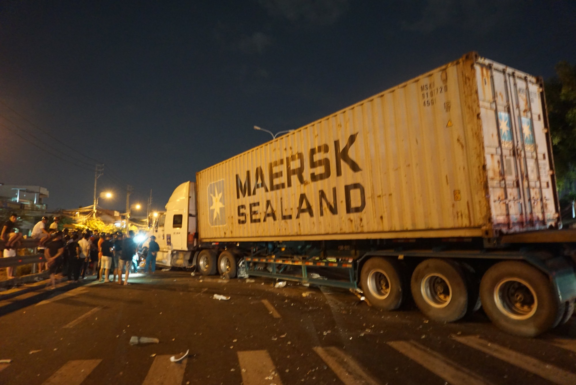 Xe container mất lái, lao qua dải phân cách tông cháu trai 4 tuổi chết thảm