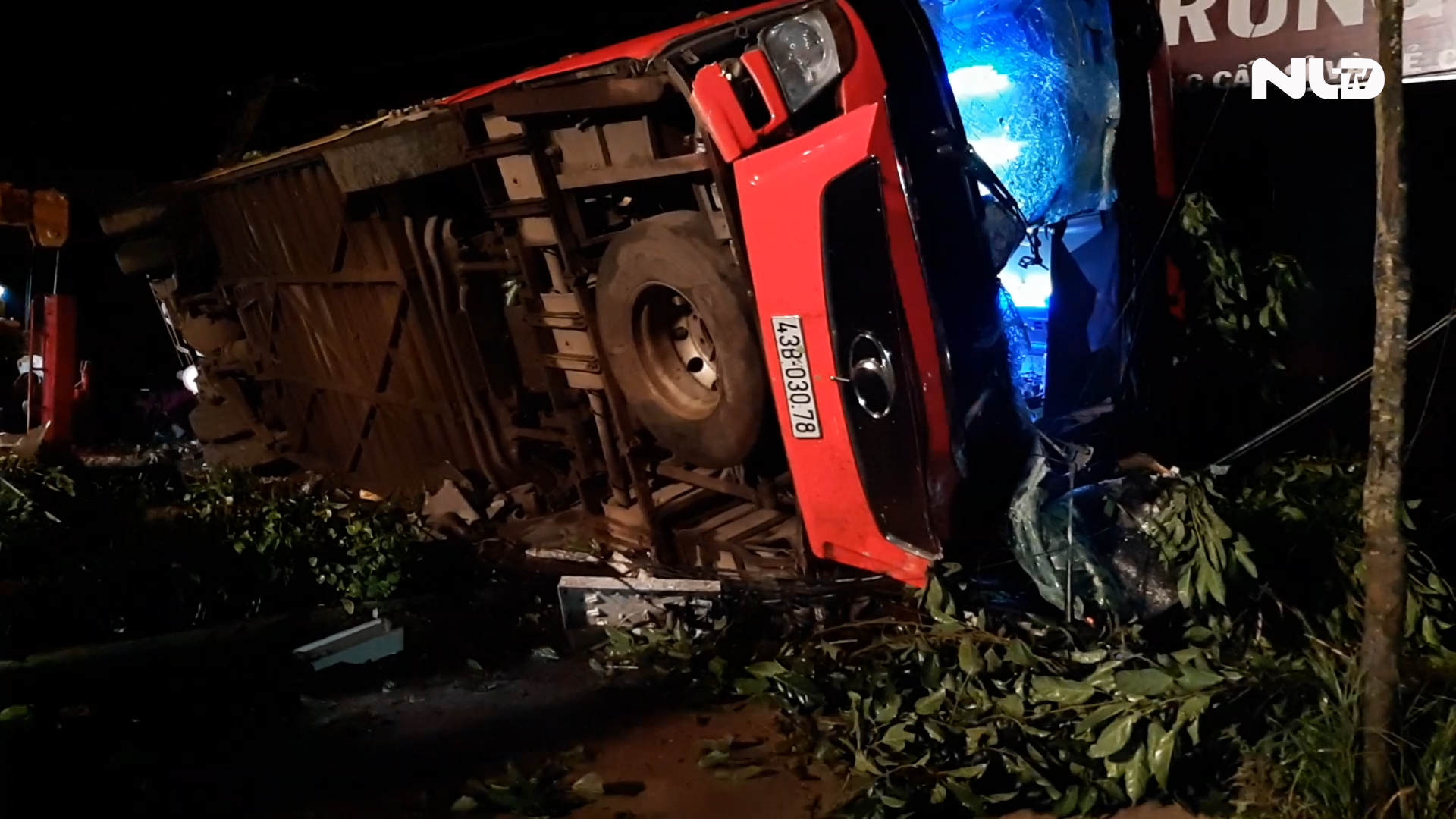 [VIDEO] Xe khách mất lái đâm xe tải, hàng chục người thương vong