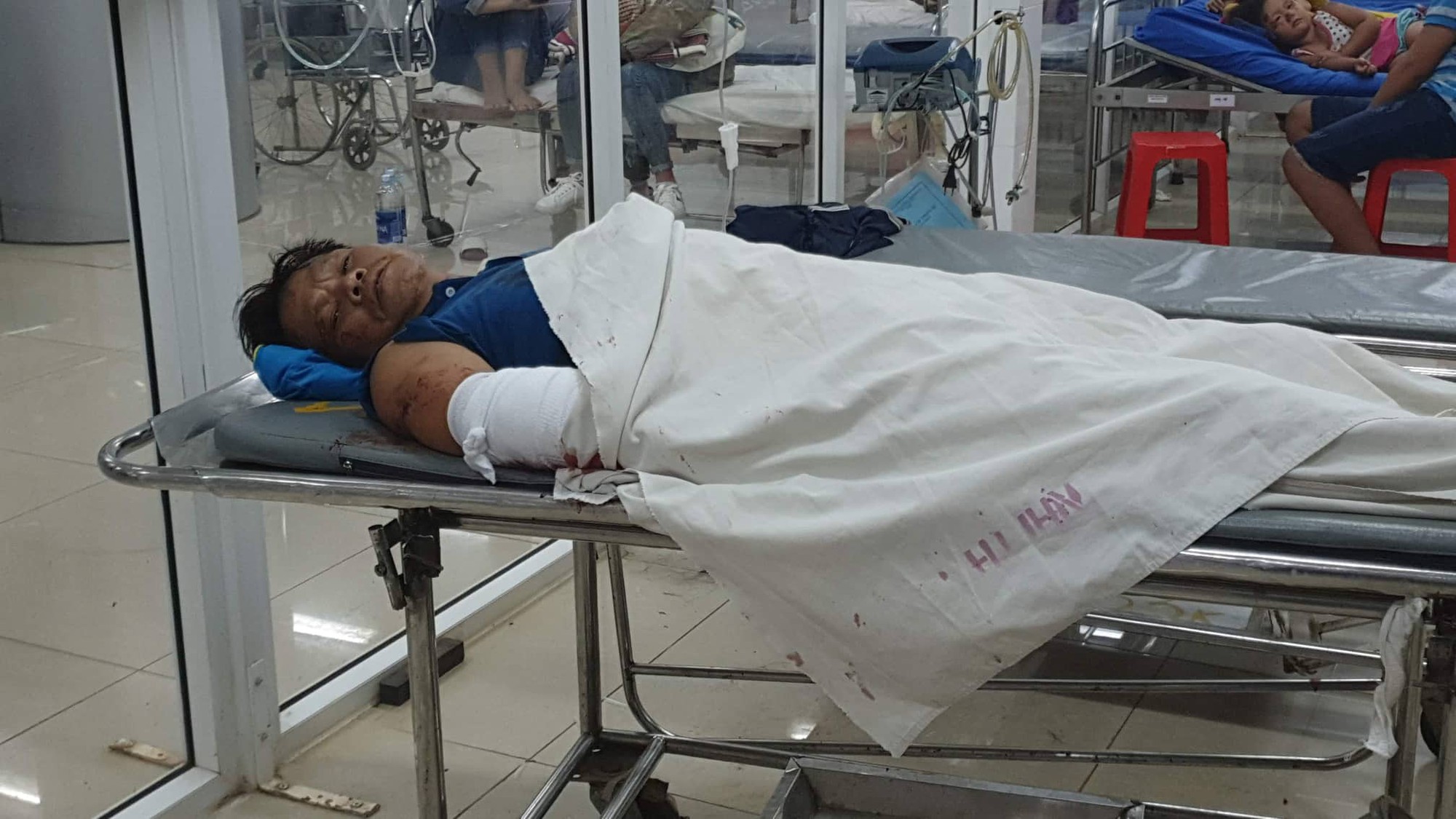 Xe kh&aacute;ch lật trong đ&ecirc;m, h&agrave;ng chục người thương vong - Ảnh 2.
