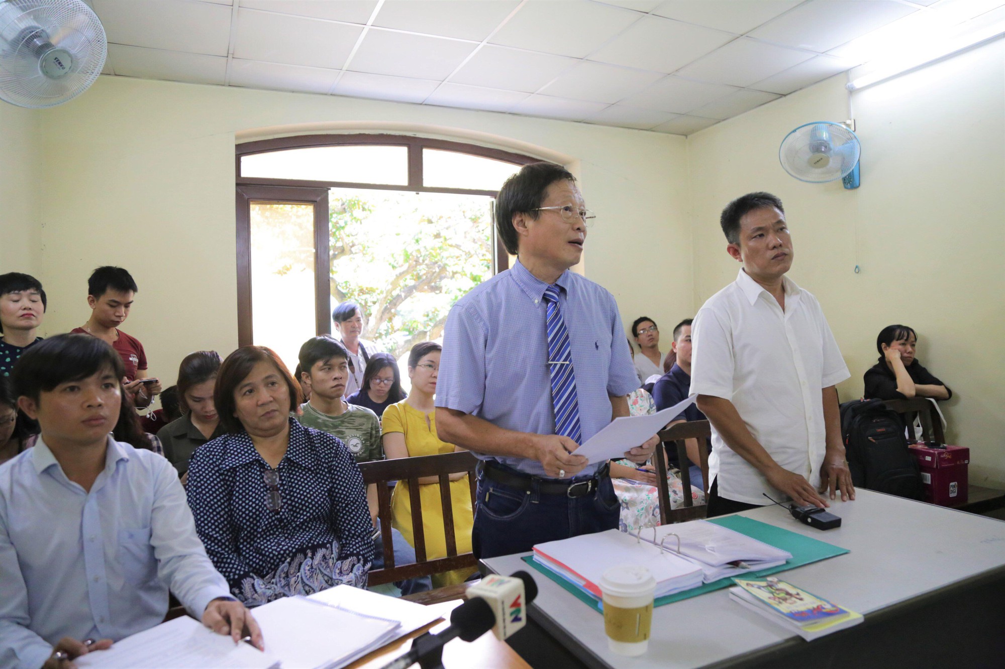 Tạm dừng xử vụ tranh chấp bản quyền Thần đồng đất Việt