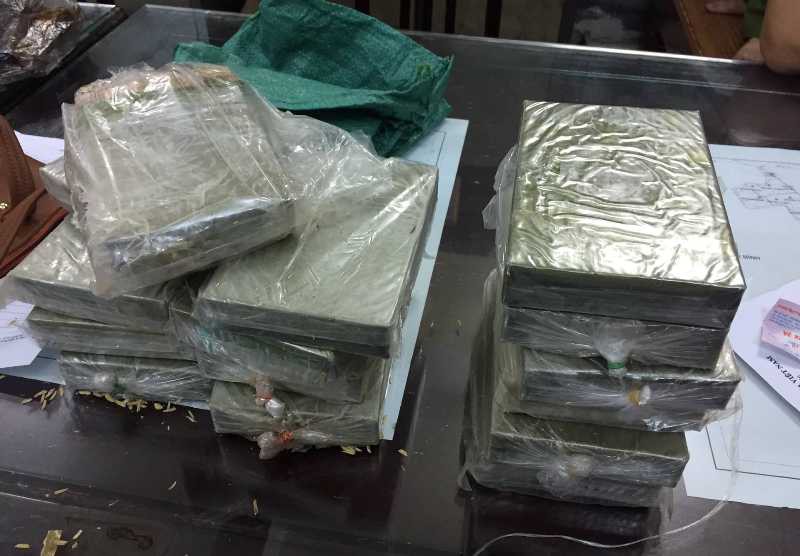 Nữ giáo viên về hưu ăn mặc quê mùa "ôm" 15 bánh heroin từ Nghệ An ra Nam Định