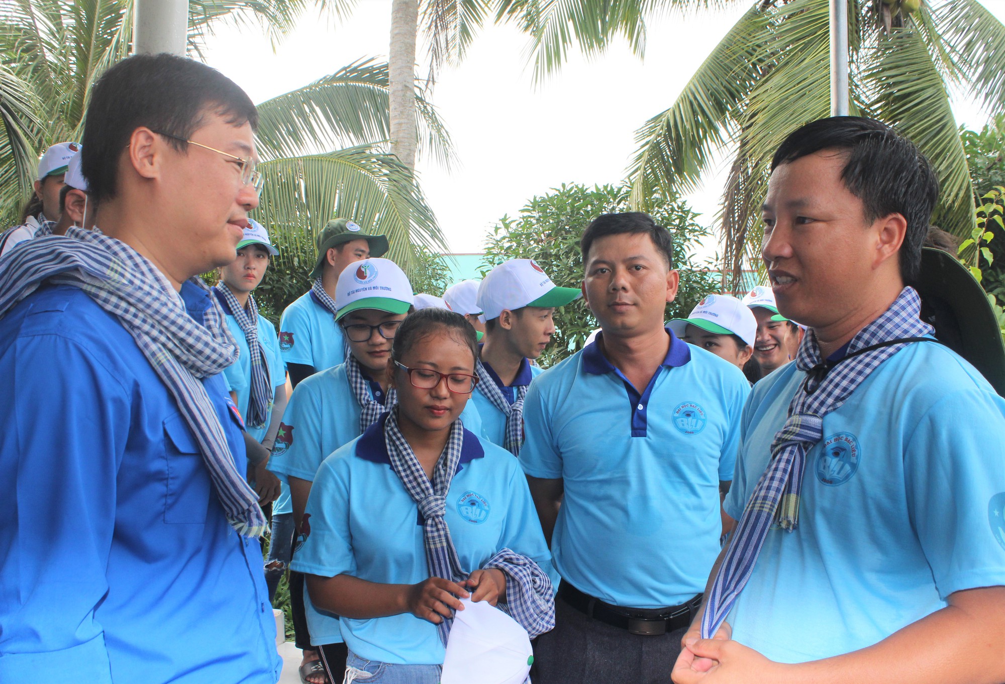 Sinh viên tình nguyện ở Bạc Liêu trao gà giống cho hộ dân khó khăn