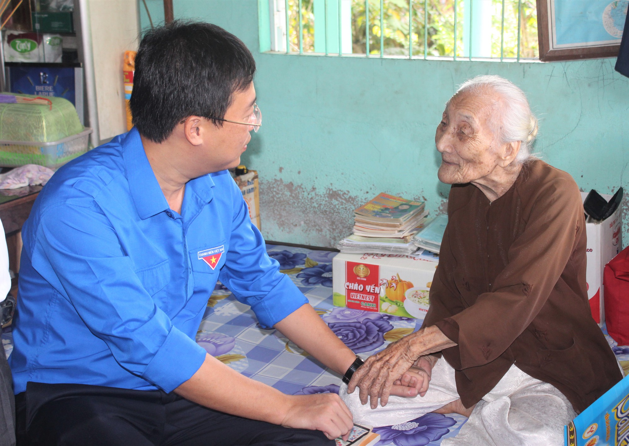 Sinh vi&ecirc;n t&igrave;nh nguyện ở Bạc Li&ecirc;u trao g&agrave; giống cho hộ d&acirc;n kh&oacute; khăn - Ảnh 2.