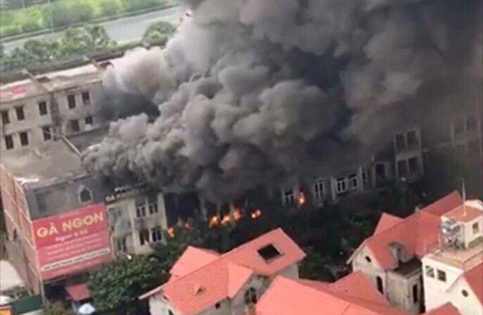 Cháy lớn 4 nhà liền kề gần Công viên Thiên đường Bảo Sơn