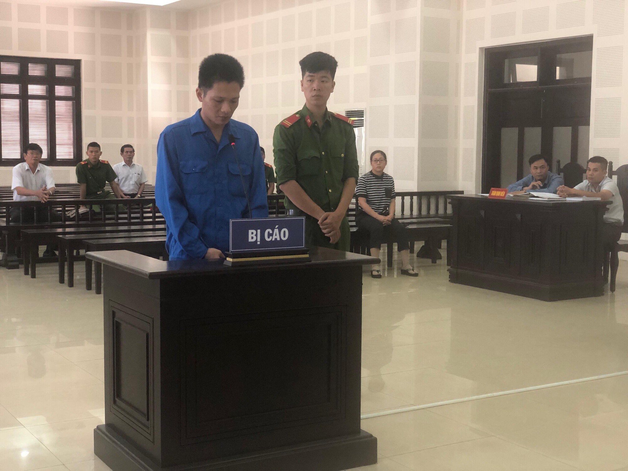 Đ&acirc;m vợ 3 nh&aacute;t dao, chồng l&atilde;nh 8 năm t&ugrave; - Ảnh 1.