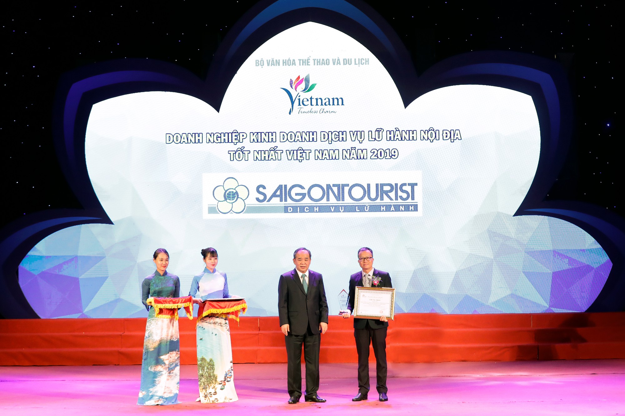 Lữ h&agrave;nh Saigontourist tiếp tục được vinh danh 4 Giải thưởng du lịch Việt Nam năm 2019 - Ảnh 1.